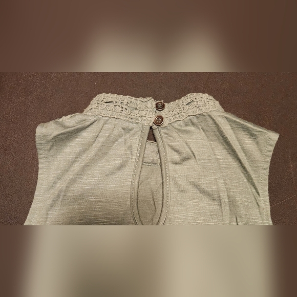 Rewind Sleeveless Lace Blouse - Picture 4 of 9